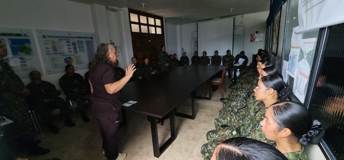 Ejercito_Div6's tweet photo. Porque un soldado fuerte también cuida su mente 💪🧠
La Psicología Militar de la #Brigada27, junto al #CEFAM, promueve el bienestar emocional del personal militar mediante talleres sobre primeros auxilios psicológicos y proyecto de vida.
#EjércitoNacional https://t.co/MpoQjjXDSH