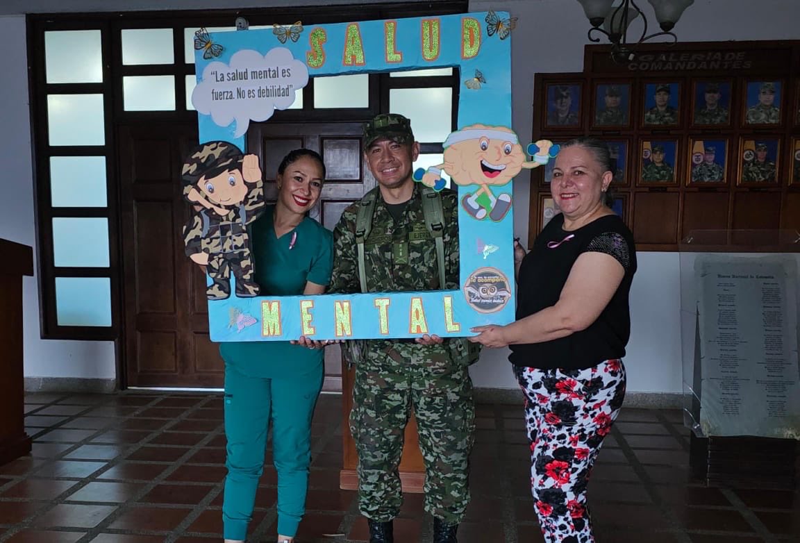 Ejercito_Div6's tweet photo. Porque un soldado fuerte también cuida su mente 💪🧠
La Psicología Militar de la #Brigada27, junto al #CEFAM, promueve el bienestar emocional del personal militar mediante talleres sobre primeros auxilios psicológicos y proyecto de vida.
#EjércitoNacional https://t.co/MpoQjjXDSH