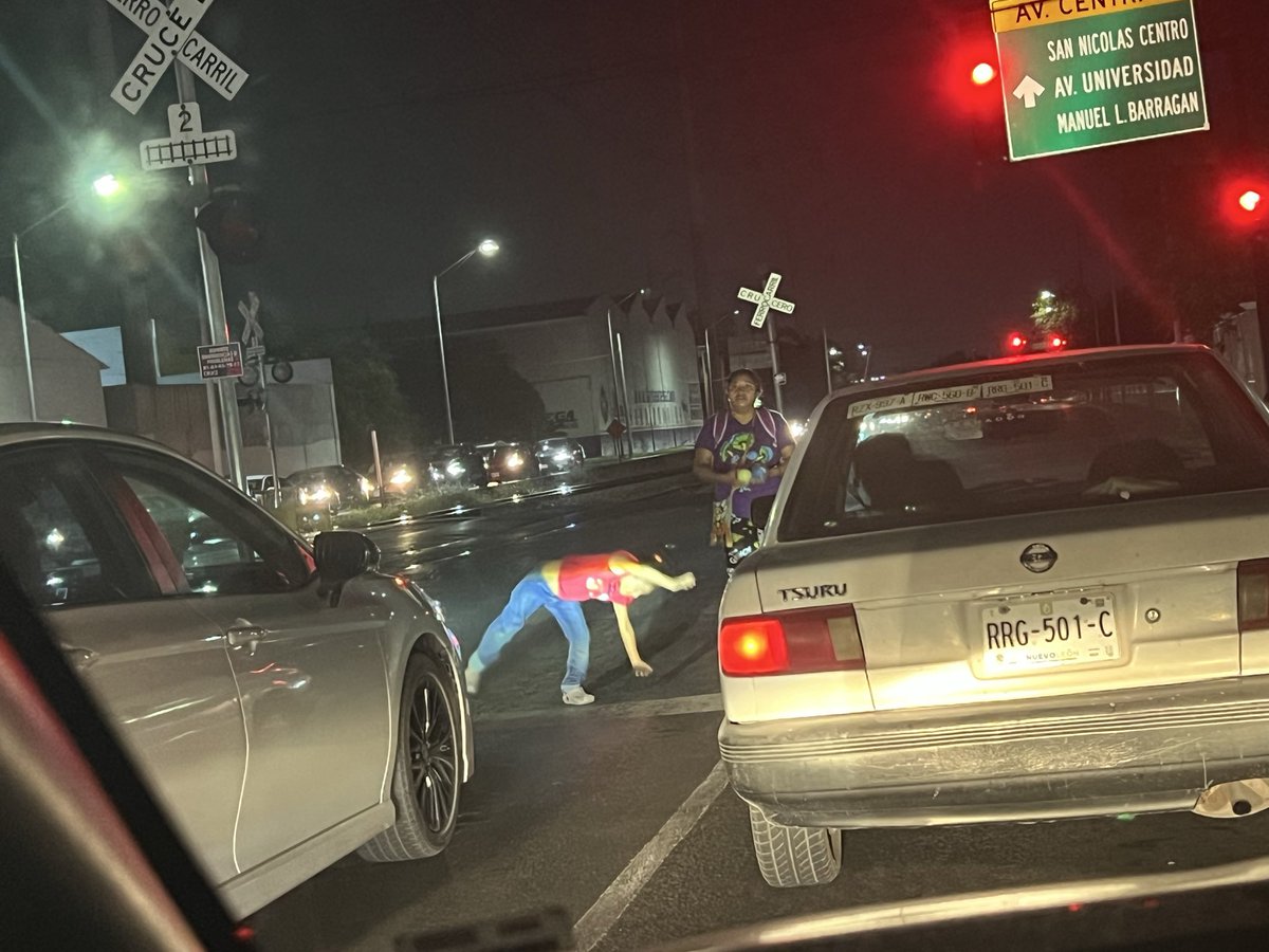 MENOR EN SITUACION DE PELIGRO ⚠️
Niña de aprox 6 años haciendo piruetas entre coches para pedir dinero, viene acompañada de una adulto. Cruce calle Juan Pablo II y Av. Central, Col. Chapultepec en San Nicolás. <a href="/Cicmty/">CIC</a> <a href="/MovilidadSN/">Movilidad San Nicolas 🚨</a> <a href="/GobSanNicolas/">Gobierno de San Nicolás</a>