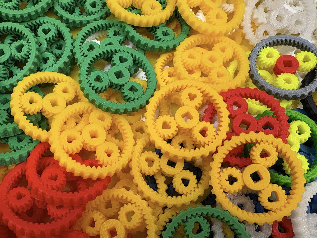 （国立天文台特別公開2025）今年の先端技術センター工場からのおみやげは、おしゃれな形が隠れている遊星歯車。取手をつけるとちゃんと回ります。遊星歯車とは真ん中の太陽歯車のまわりを複数の惑星歯車が自転しながら公転する複雑な歯車です。工場を見に来てくださった先着300名に差し上げています。