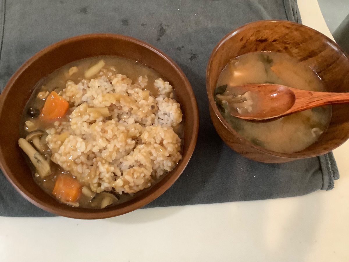 朝昼飯は、週末カレーと豚汁です！
見て下さい‼️(デンデケデン♪)