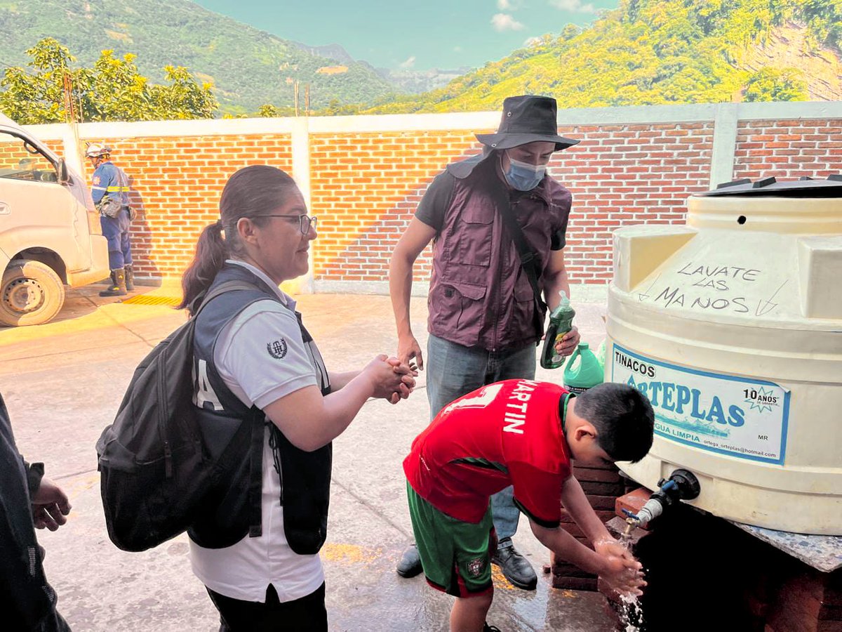 juliomenchaca_'s tweet image. En seguimiento a las labores de salud en Huehuetla, personal de la COPRISEH mantiene acciones permanentes de supervisión y control sanitario en las comunidades.
Se continúa con la verificación de la calidad del agua, la cloración de depósitos y el encalamiento de calles, para…