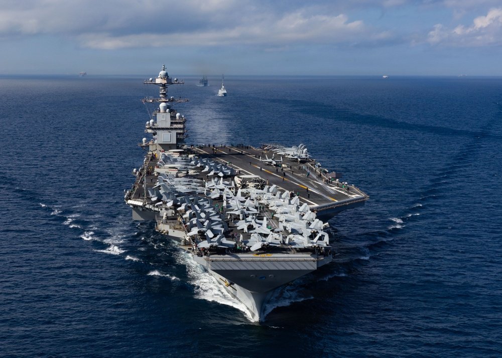 CNNEE_Confiable's tweet image. 🇺🇸 | #EEUU ha desplegado al portaviones USS Gerald R. Ford, el más avanzado de toda su flota, en el Mar Caribe. 
Capaz de transportar más de 80 aviones de combate. 
@realDonaldTrump envía al #USSGeraldRFord, no para destruir "lanchitas", acá se viene algo grande. 
#NarcoEnLaMira
