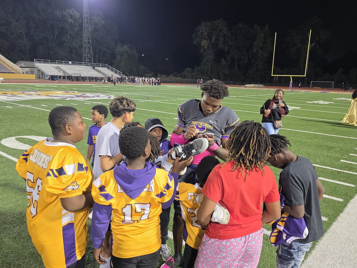 Dale_Dowden's tweet photo. 2026 ⭐️⭐️⭐️⭐️⭐️ WR and #Tennessee committ @Tkgot5 made an impact in tonight's win for Hattiesburg

"Ayyee, I love yall! Keep supporting. Keep gettin' live and we gonna turn up. Go Vols!" -Keys to Vol Nation

Keys is definitely a favorite among the young guys
@VolsOnSI https://t.co/o4fCQq2x22
