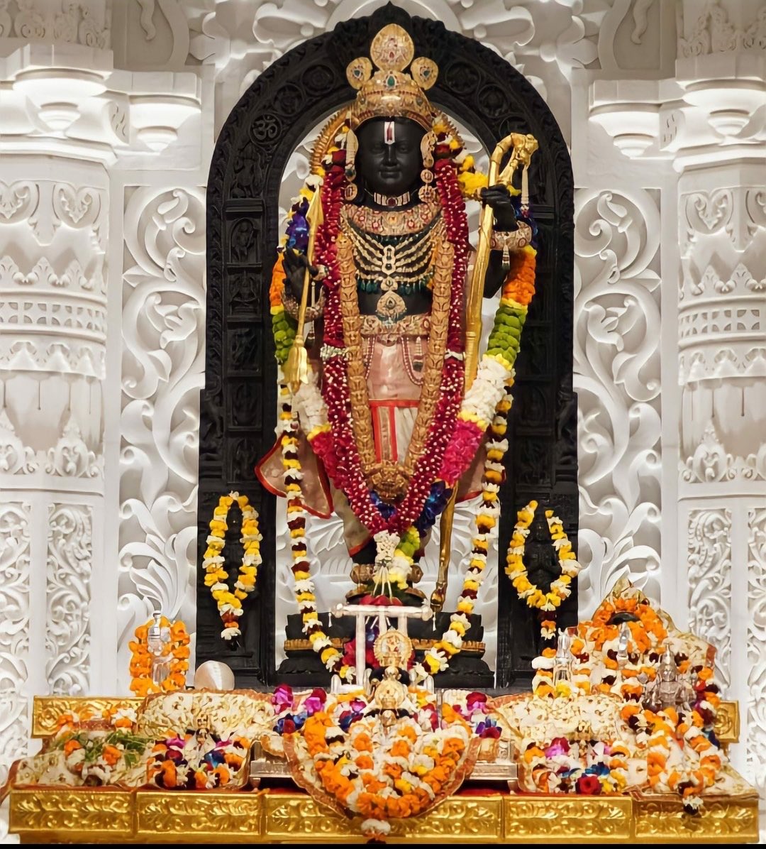 “ॐ आपदामप हर्तारम दातारं सर्व सम्पदाम, 
लोकाभिरामं श्री रामं भूयो भूयो नामाम्यहम,
श्री रामाय रामभद्राय रामचन्द्राय वेधसे रघुनाथाय नाथाय सीताया पतये नमः।।”

🚩🚩 जय श्रीराम 🚩🚩

#GoodMorning #सुभप्रभात