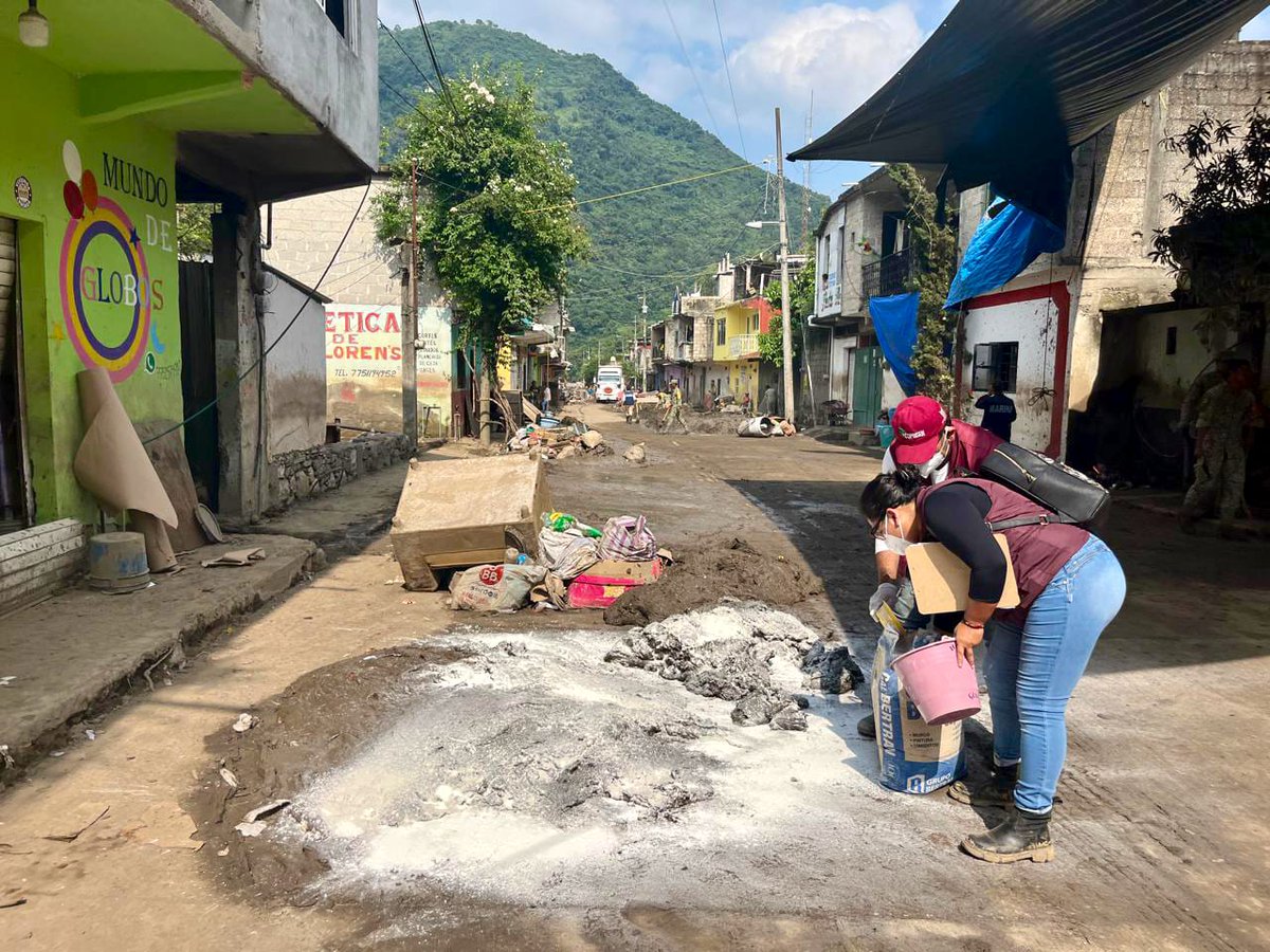 juliomenchaca_'s tweet image. En seguimiento a las labores de salud en Huehuetla, personal de la COPRISEH mantiene acciones permanentes de supervisión y control sanitario en las comunidades.
Se continúa con la verificación de la calidad del agua, la cloración de depósitos y el encalamiento de calles, para…