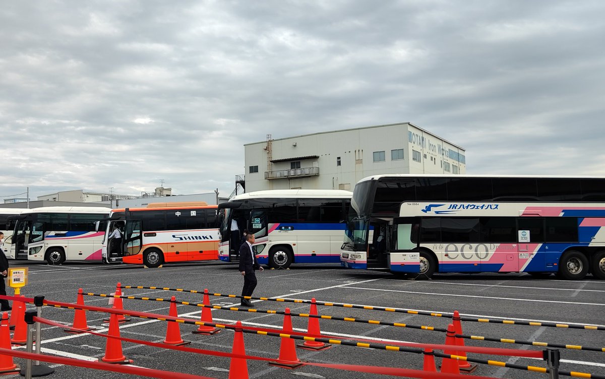 jrbus_dreamgo's tweet image. まだまだ盛り上がっております🚌
にしばくんもゲリラでおさんぽしたりしています🐕
 #中国ハイウェイバス開業50周年