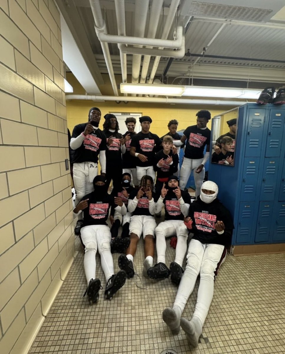 The New Castle Red Hurricanes are outright WPIAL section champs for the first time since 1984. Congrats to <a href="/coachmo76/">coach mo</a> and the Canes! 

#WPIAL