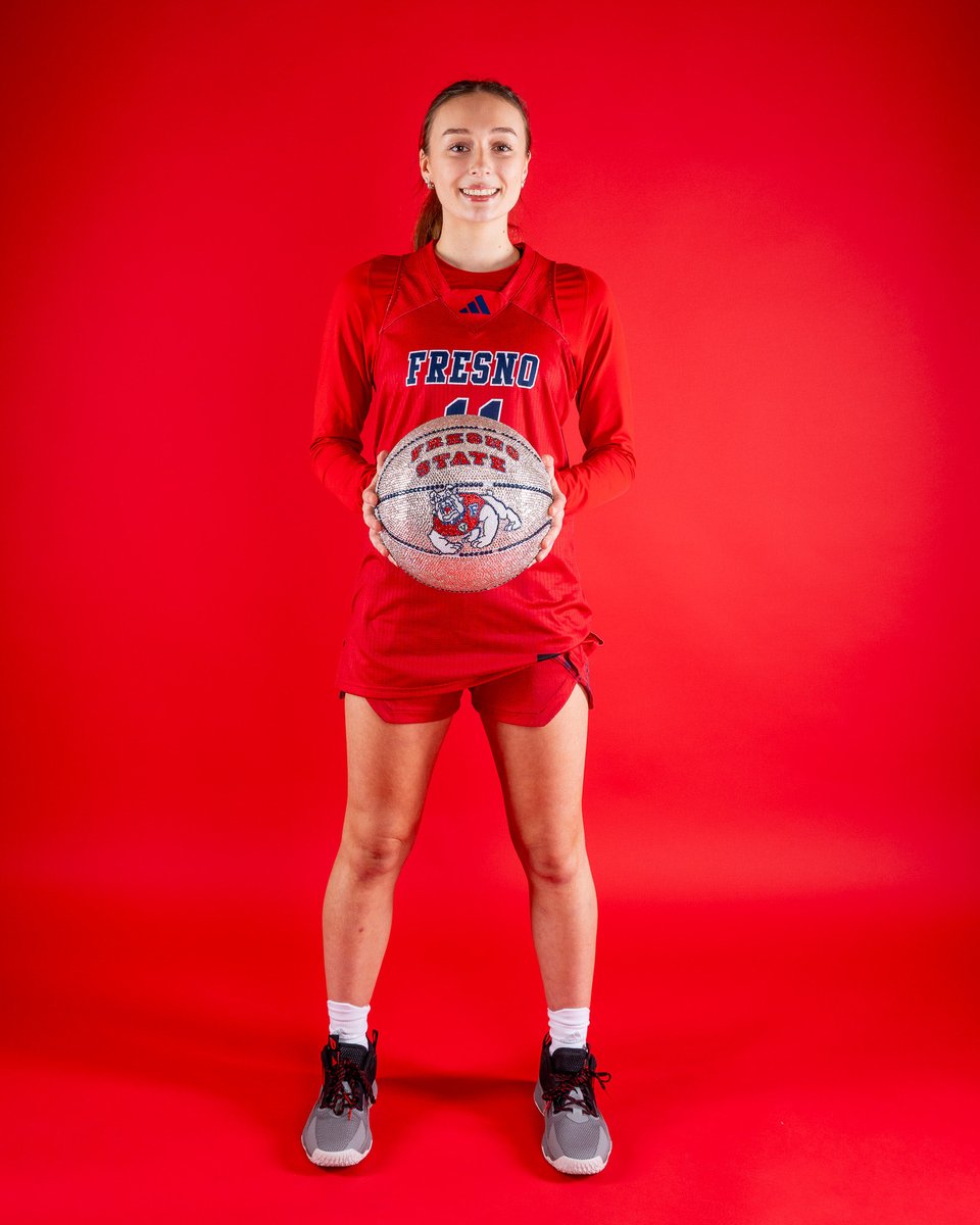 siennaclark8946's tweet photo. Such an amazing time with @FresnoStateWBB!
Big thanks to @coachRMcCar, @coachRVaughn, @ShainAfoa, @JennaMcCarthy22, @jalonmccullough &amp; @becca_born for making it so special.
Proud to be a Bulldog! ❤️🐶 https://t.co/xmPLFRTys8