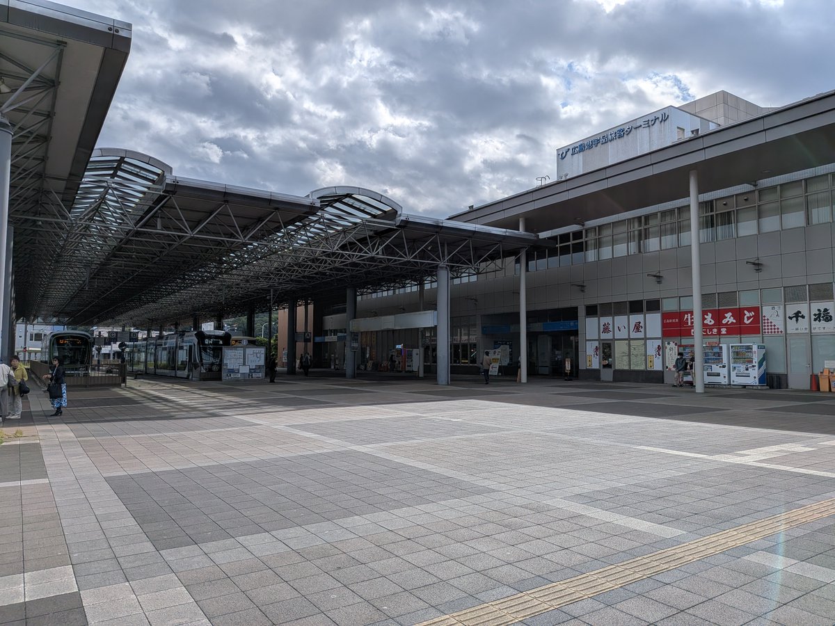 NinoshimaBase's tweet photo. 《似島へ行くには》
①宇品ターミナルへ
※市電やバスの終着駅なので
公共交通機関で楽に来れます
車の場合でもみなと公園や
周辺に駐車場があります
②ターミナル内右側の発券機でチケット購入
③5番乗り場からフェリーに乗船
④約20分で似島港へ到着
※学園港経由なら40分

アクセスの良い離島です https://t.co/yTKTML3Lsy