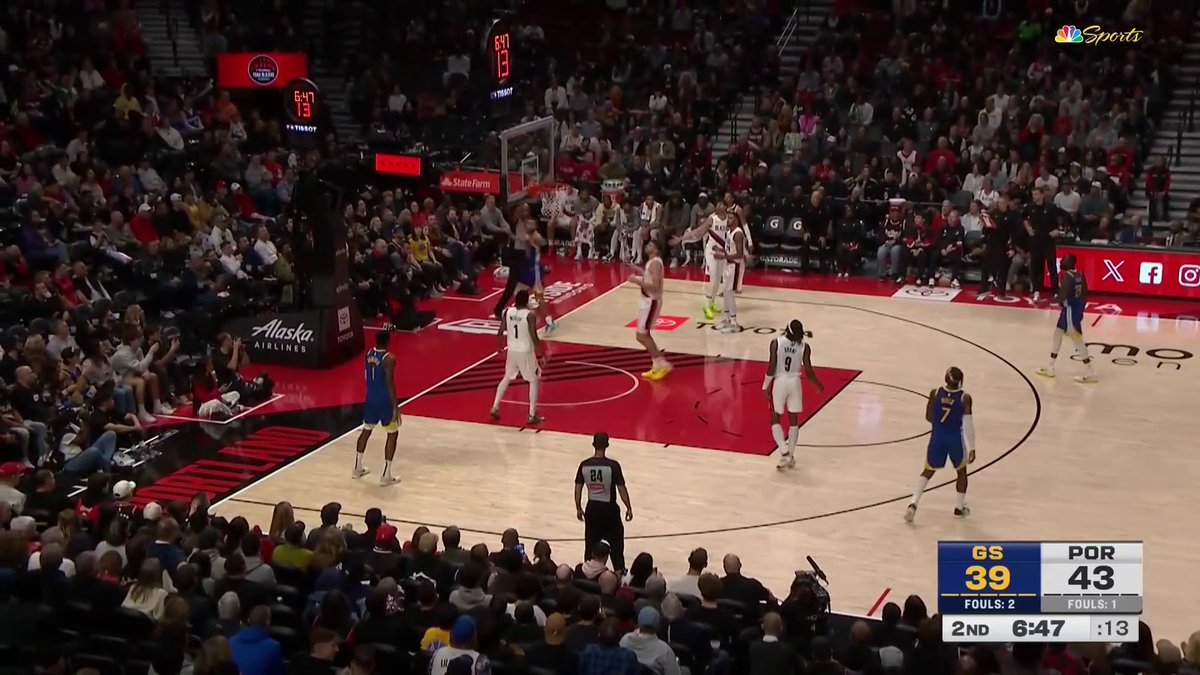 Steph gets the and-1 floater 💧