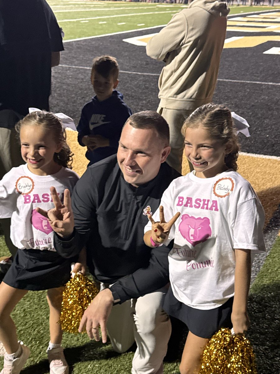 Never stop recruiting. Took
just a few seconds to coach up a pitchfork w/fans <a href="/KennyDillingham/">Coach Dillingham</a> <a href="/ASUFootball/">Sun Devil Football</a>