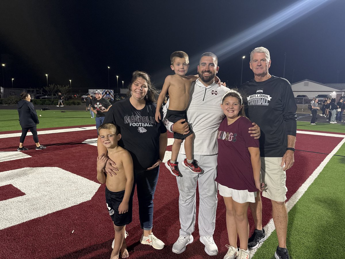 Dawgs stomp Tomball 38-3!! 

Up next: Mag Bowl. 

#godawgs 🏈🖤🐾🐶