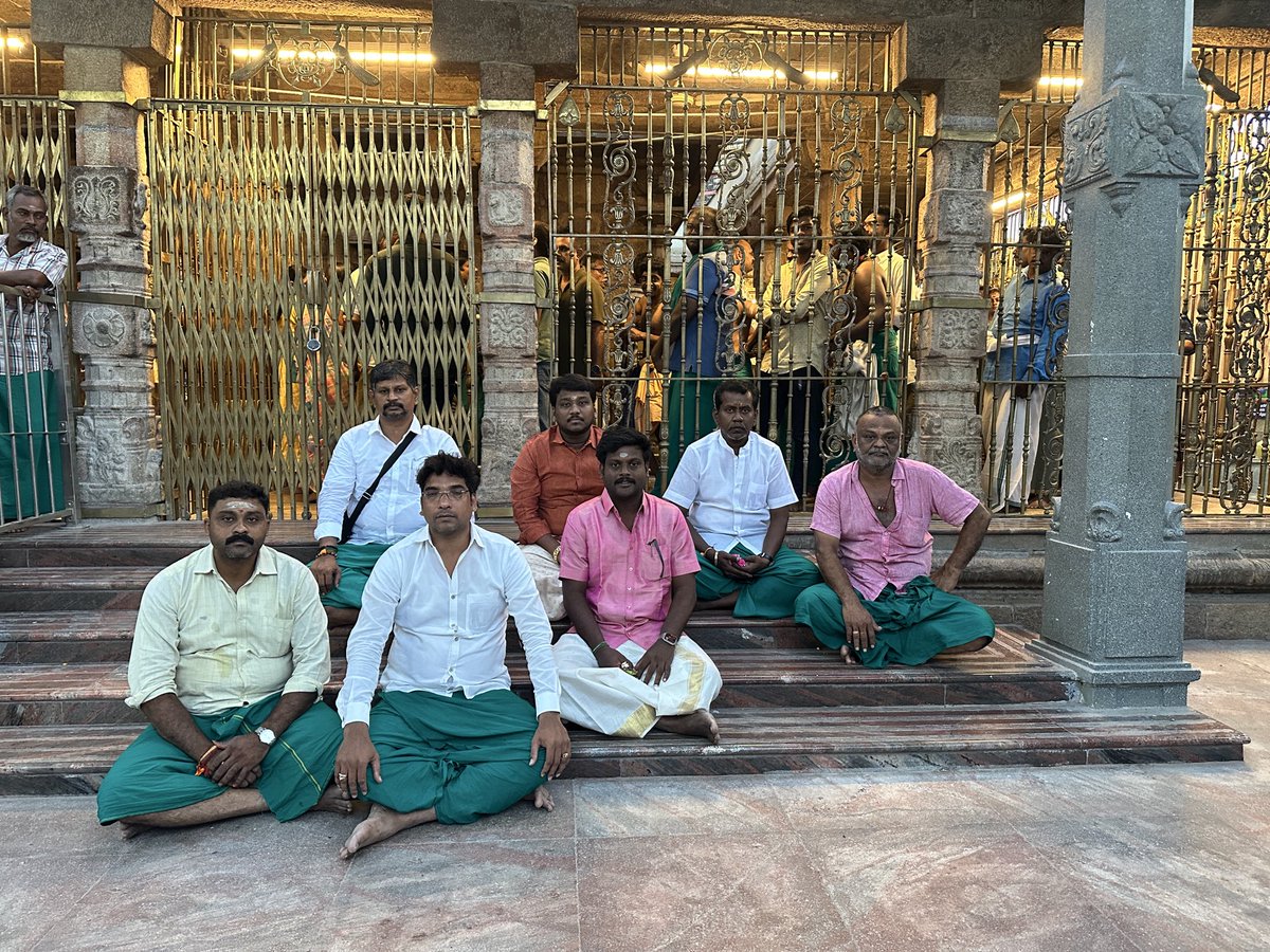 yuvaraj_C_BJP's tweet photo. மூன்றாம் நாள் சஷ்டி விரதம் பழனி அருள்மிகு ஸ்ரீ தண்டாயுதபாணி சுவாமி திருக்கோயிலில் காலையும் மாலையும் அபிஷேக ஆராதனைகளில் பங்கேற்று தரிசித்து மகிழிந்தோம் 🕉️ #முருகா #murugaa #murugan #shasti #bjp #soorasamharam #om #proudsanathani https://t.co/bozxAYhKUJ