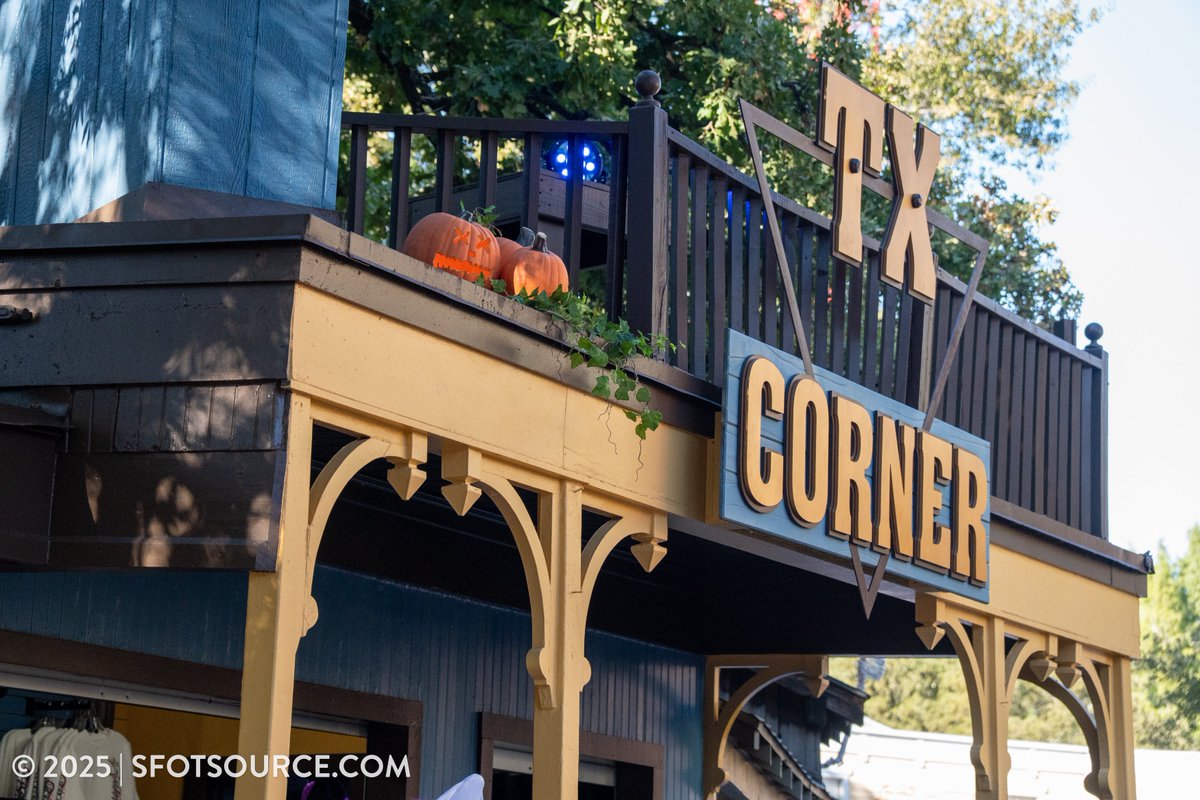 Multiple dining and shopping locations at Six Flags Over Texas are receiving the ultimate "glow up." Park beautification work marches on! 🤩🤩🤩

#SixFlagsOverTexas #SFOTSource #AmusementSource #ThemePark