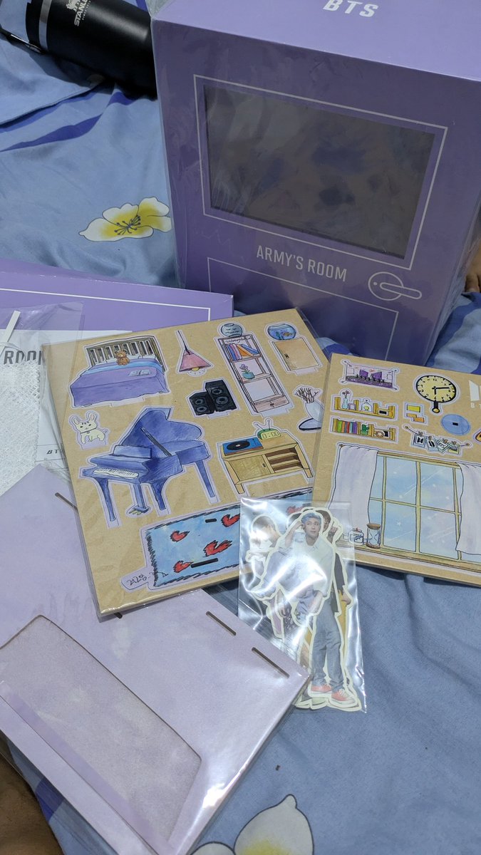 rebelligion's tweet photo. army indo ..... Adakah yang mau ini .  Masih baru  semua . Belum ada yang di buka . Di Oren masih hampir jutaan . Aku jual 450  . New . Tolong di beli. Ibu beranak 2 ini sudah malas mengurus beginian . Hahha #ARMY #BTS와_정상현의_봄날  #bts #merchbox3 #merchboxbts https://t.co/cCqCmJDR0f