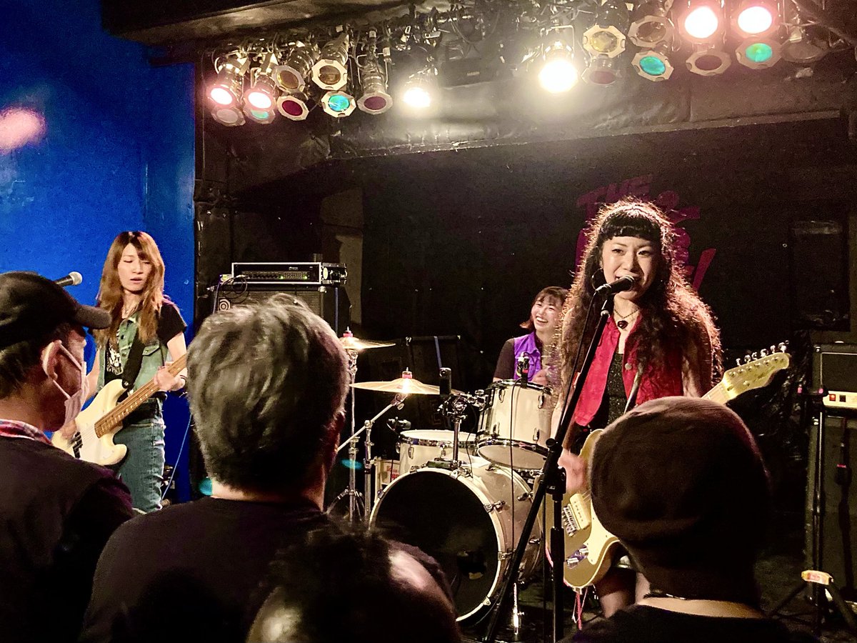 760Mugitar's tweet image. #レッツゴーズ のライブへ #難波Mele へ。
私はあまりロックンロールって普段あまり聴かないんだけれどレッツゴーズは王道のロックンロールを踏襲しつつすごくキャッチーな曲を書くなぁとCocoちゃん凄いなぁと感心します。あとアメチスパークルの顔七変化が見もの。楽しく演奏くるなぁ〜。

#LetsGos