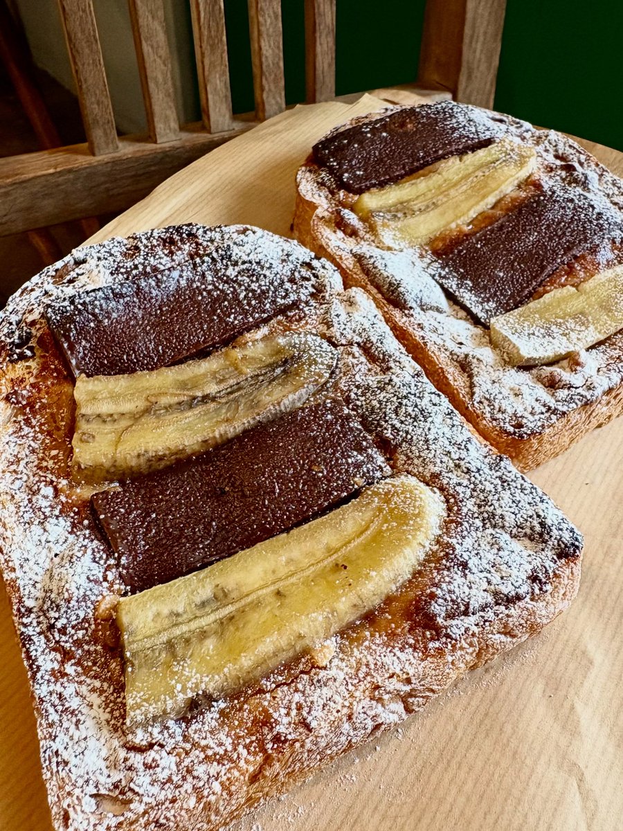 今日2019年以来に登場の激レア商品
チョコバナナピーナツトース焼きました

食パンにピーナツバターとバナナ、板チョコを乗せてトーストしました

ちょっと深煎りのコーヒーなんかともあいそうですね

背徳の味をぜひ