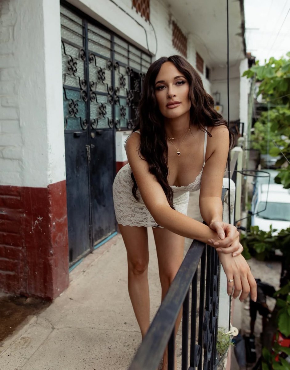 MarMadVic's tweet photo. Goddess of the hour Kacey Musgraves giving us some #FetishFriday with her sexy legs AND a peak at the girls!👀🔥😍🥵 https://t.co/1W1hJGKx5B