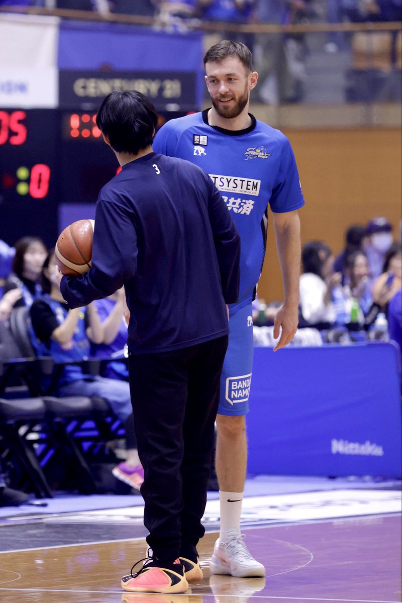 お互いにリスペクトの気持ちが溢れる笑顔のハグ🤝😊
#安藤誓哉 選手
#ニック・ケイ 選手
#島根スサノオマジック