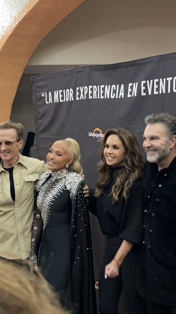 AlmaShowMx's tweet image. Nuestras leyendas antes de salir a escenario #EntreAmigos ✨