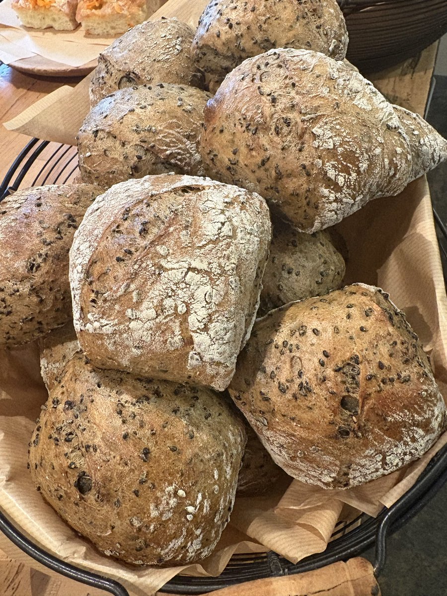 黒ごまのリュスティックも焼き上がってます
こちらも黒ごまをめいいっぱい生地に練り込んだ胡麻好きに贈るパンです

サクッと軽い食感と鼻から抜ける香ばしいごまの香りをぜひ体験していただきたい