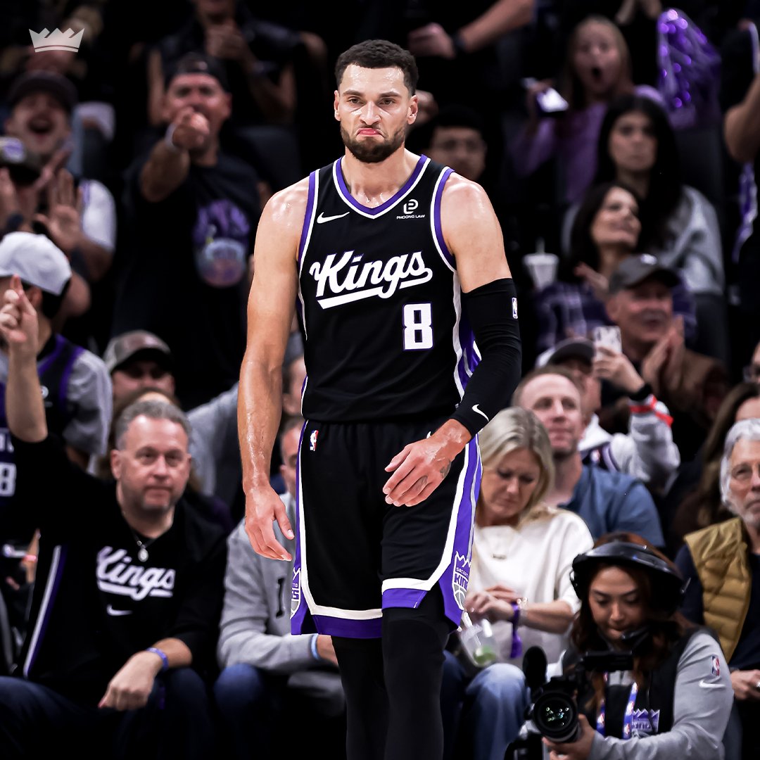 HALFTIME: Kings lead at the half, 49-46.  
 
👑 Zach LaVine: 15 PTS, 5-9 FG 
👑 Dennis Schröder: 11 PTS, 2 STL  
👑 Malik Monk: 5 PTS, 2 AST