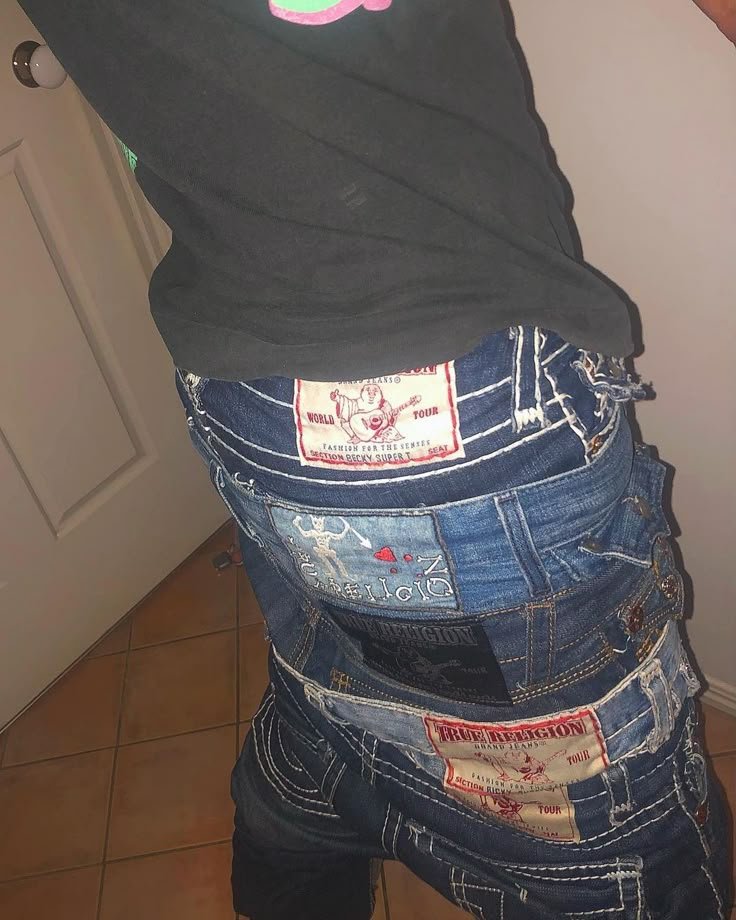 faustianwigger's tweet image. IF YOU'RE STILL WEARING TRUE RELIGION JEANS, KEEP THEM ON. DO NOT GIVE IN