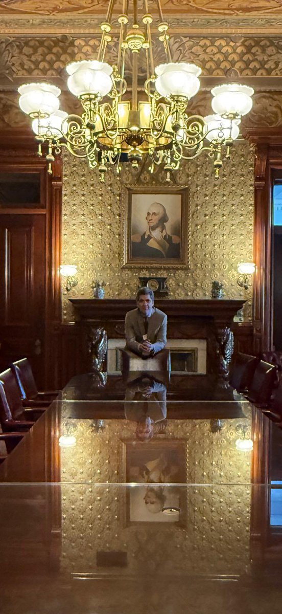 drpaulofaria22's tweet photo. Adoro suspense!!!!
Dê uma pista… a belíssima sala de reuniões, de 1880, está dentro ou fora da Casa Branca? https://t.co/D4tKBThzQU