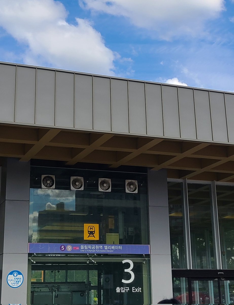 deepblue__hs's tweet image. 올림픽공원역 3출입구에서 진행합니다˚｡⋆୨୧˚