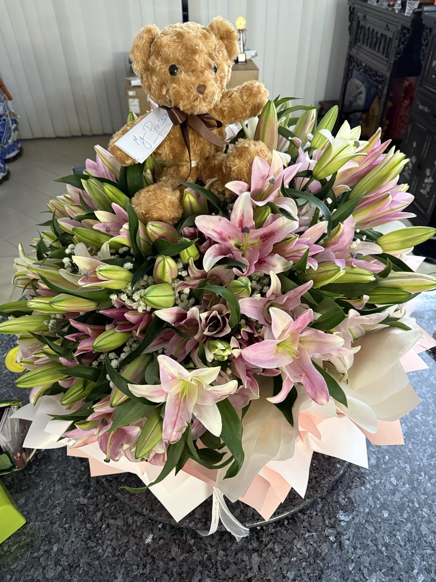 ivylimcc's tweet image. The biggest bouquet of lilies I’ve ever received. Now my bar is raised ☺️

#flowersforsmiles