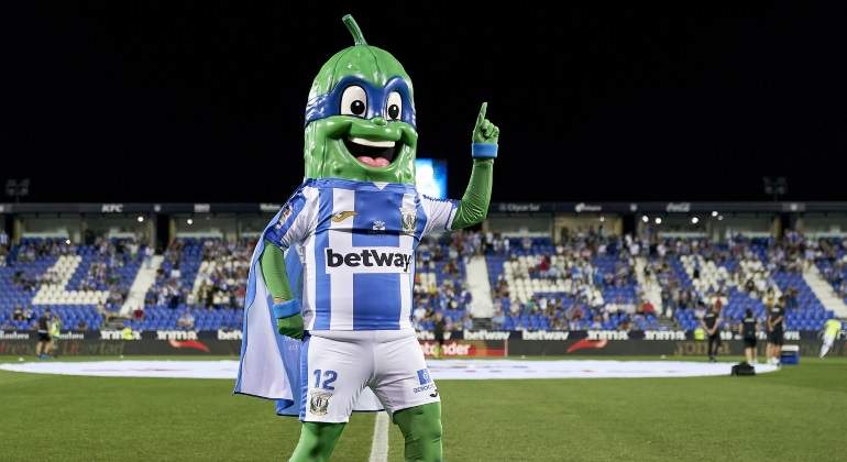 rfef_293483's tweet image. ⭐ 𝟔𝟒 𝐌𝐀𝐒𝐂𝐎𝐓𝐀𝐒 𝐃𝐄𝐋 𝐅𝐔́𝐓𝐁𝐎𝐋 𝐄𝐒𝐏𝐀𝐍̃𝐎𝐋 (𝟔/𝟏𝟔) 
📍BARRANQUITO @CPVillarrobledo 
(arriba izquierda)
📍LA SISA @GironaFC 
(arriba derecha)
📍SUPER PEPINO @CDLeganes 
(abajo izquierda)
📍DEPI @SDP_1922
(abajo derecha)
🔹Encuesta 👇