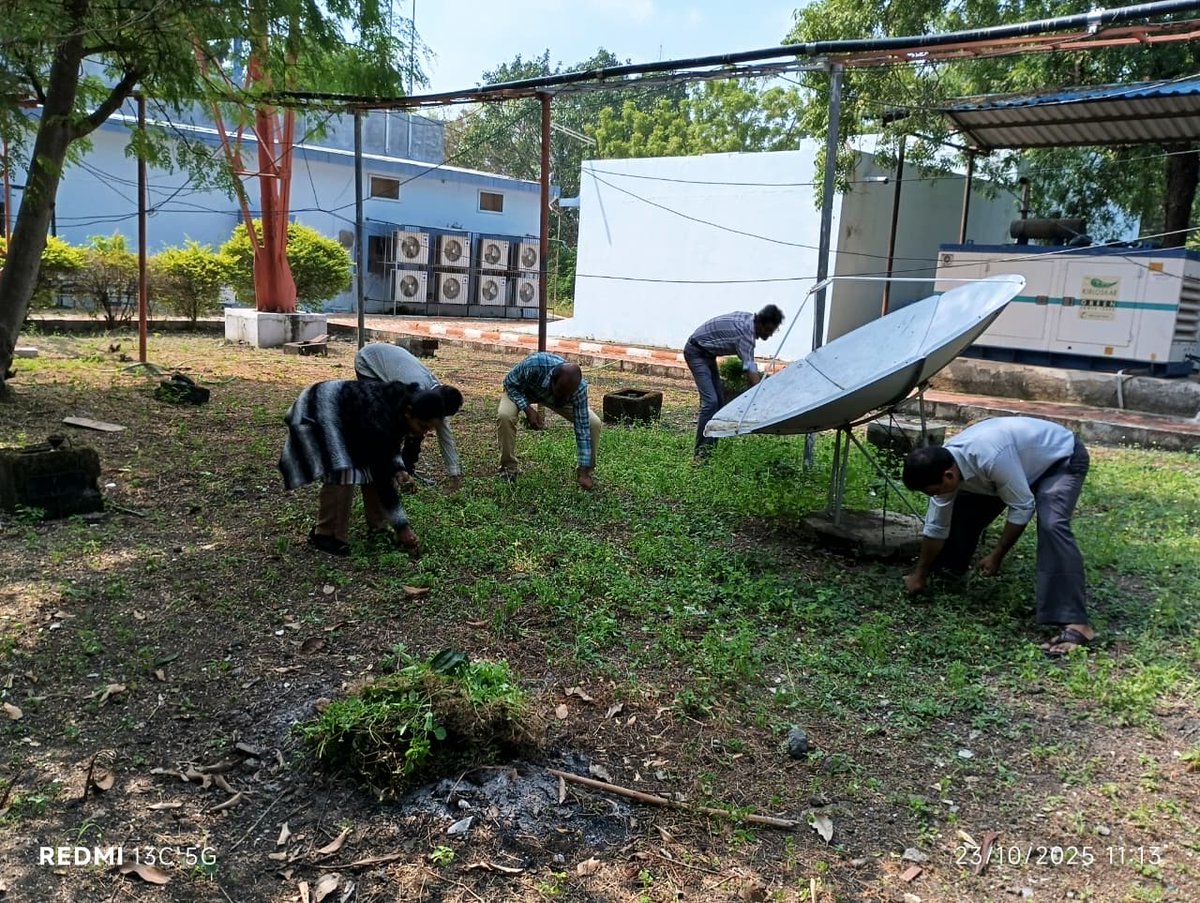 airdhule's tweet photo. Removing grass and other things under Mast of Aakashvani Dhule https://t.co/LXIhpYDwpy