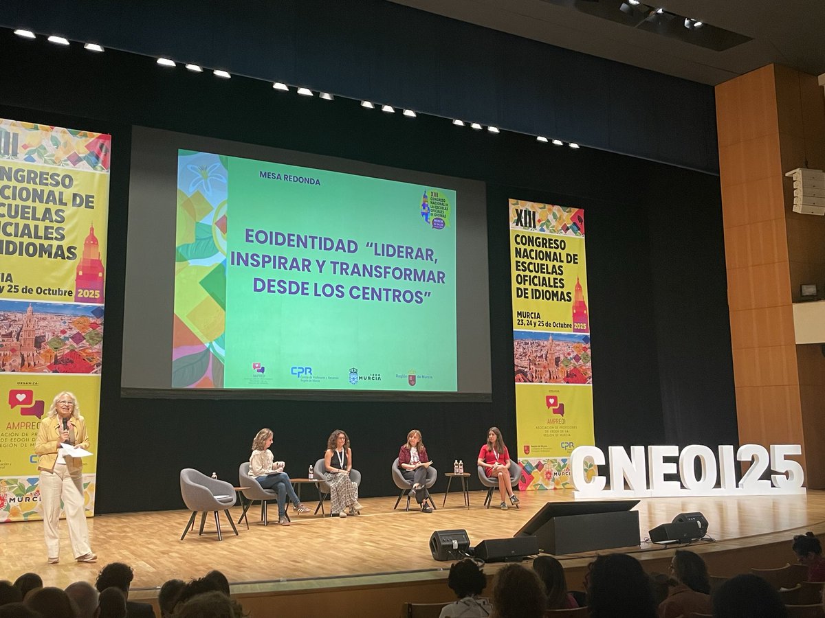 Póquer de ases para la mesa redonda «Liderar, inspirar, transformar desde los centros» <a href="/natalialzam/">natalialzam</a> #SoniaVecino #LauraEscribano y <a href="/MeryFer23/">Maria Fernández</a> #XIIICongresoNacionalEOI <a href="/AMPREOI/">AMPREOI</a>