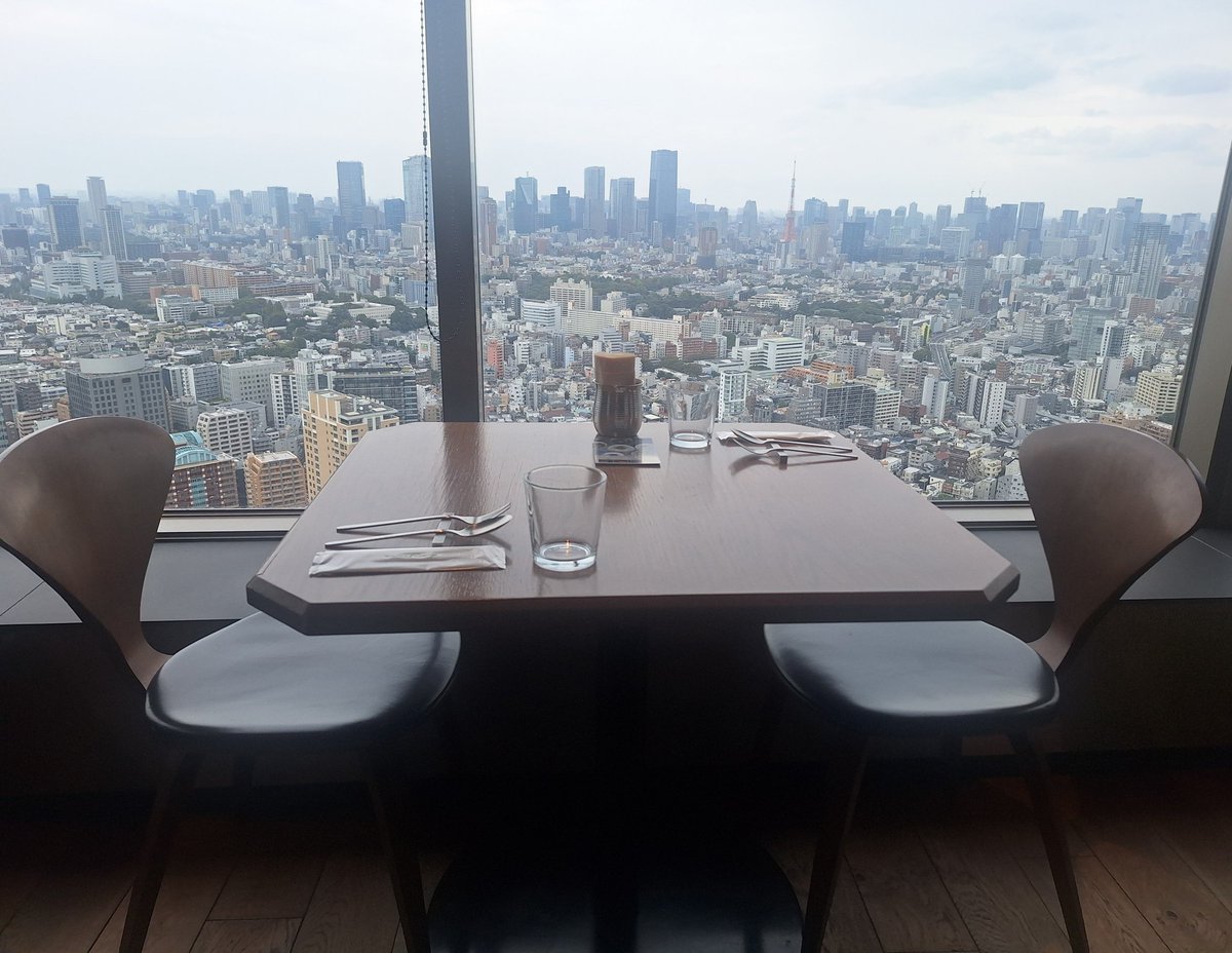 d1dOWubbZSZFKPU's tweet photo. 40代地獄の婚活の舞台
愛と欲望の街、恵比寿へ🚃
なーんと団長がお座りになられたお席が御座いました‼️
料理も眺めもとてもロマンチックでした(東京は雨です)
PJちゃんは居なかった😂
次回は夜景がみたい💕
団長の婚活の行く末も気になる🤗
なぁ妻夫木くん、君もそう思うだろ
#絶望ライン工
#Longrain https://t.co/djY8YC8vFG