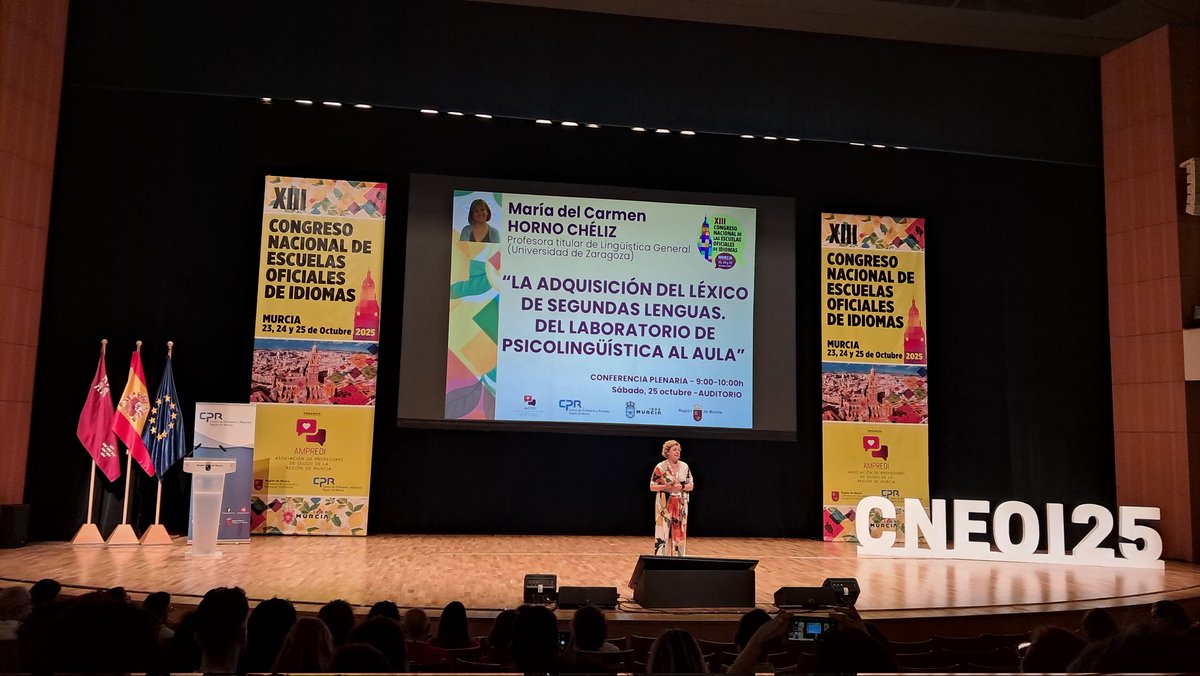 Ovación a <a href="/m_horno/">Mamen Horno Chéliz</a> en #XIIICongresoNacionalEOI <a href="/AMPREOI/">AMPREOI</a> 🥹