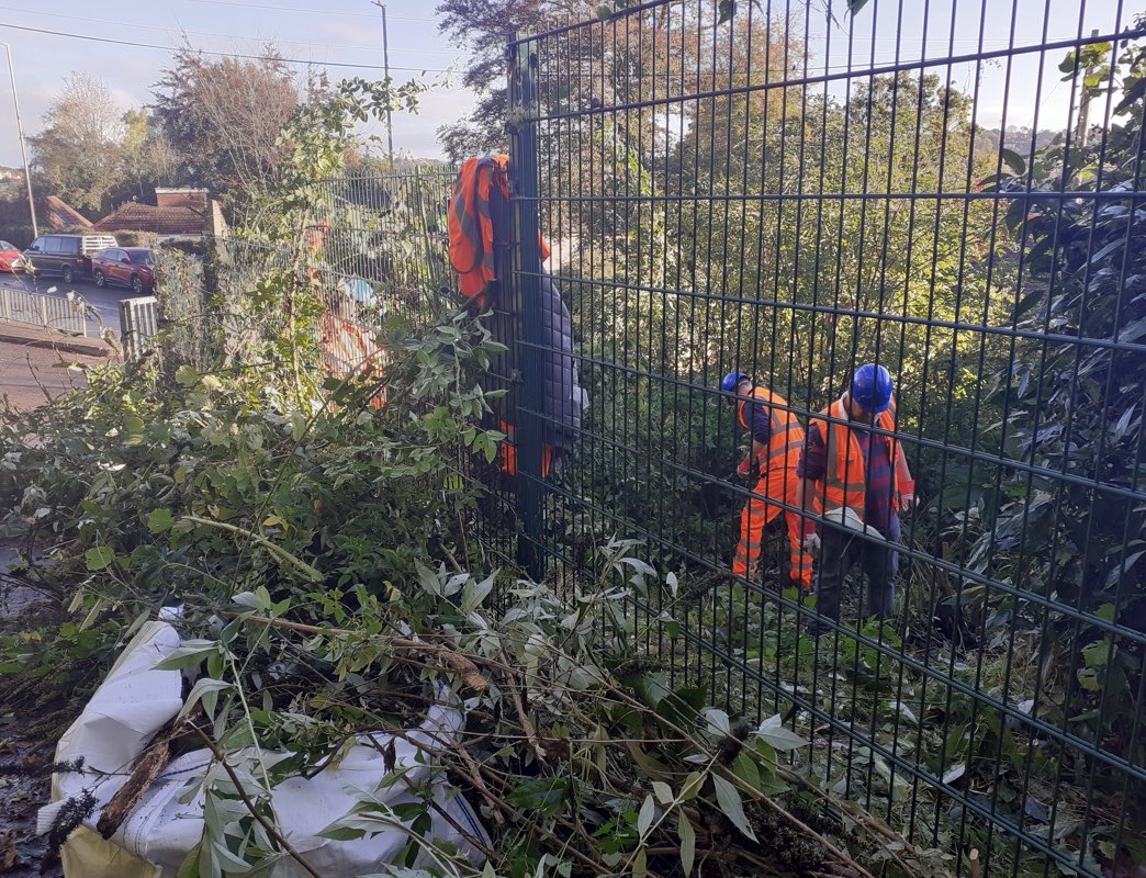 A couple more pictures from yesterday’s work on the Botanical Garden project.

JustGiving page: justgiving.com/campaign/woodr…

Thanks to Tilbury Douglas Infrastructure Division, SW Exeter office and R and R Services Devon Ltd for their excellent work.

#Community 
#botanicalgarden
