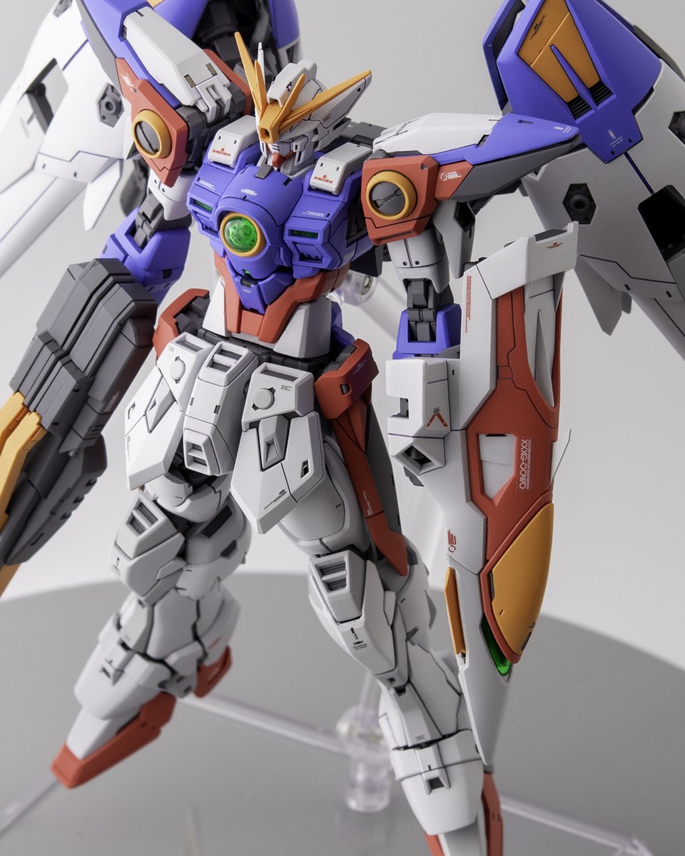 RGウイングゼロ、肩アーマー＆腰回りの配色パターンを変更。モノトーンでメリハリをつけて、躍動感が少し増した気がする...!