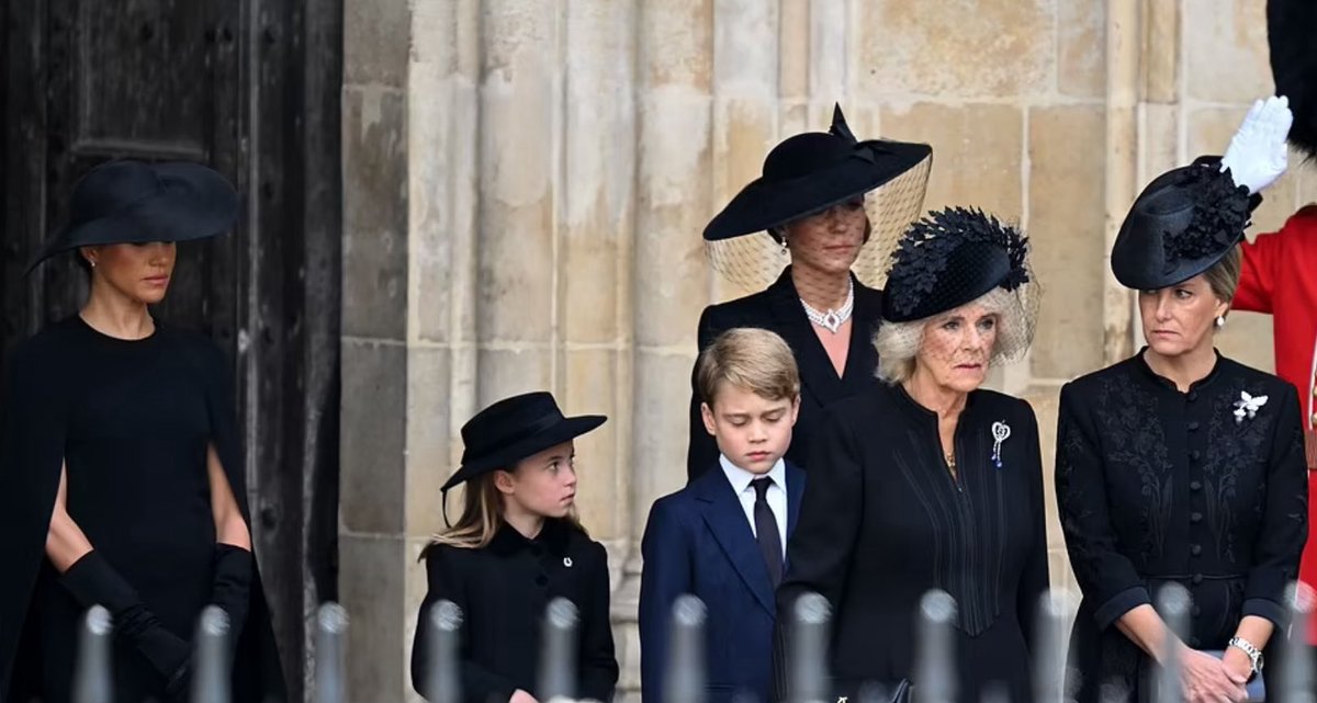 <a href="/UnJourSansMoi/">Un Jour sans moi</a> When willie gets his wish and Charles kicks yhe bucket and the media starts their bs this will be the picture trending. Look at #FordFiesta