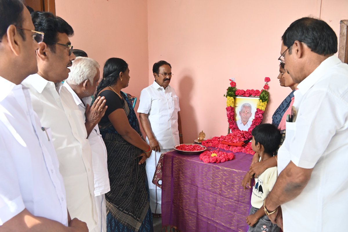 SalemRRajendran's tweet photo. சேலம் மத்திய மாவட்டம்- காடையாம்பட்டி கிழக்கு ஒன்றியம்- நடுப்பட்டி ஊராட்சி முன்னாள் ஒன்றிய குழு உறுப்பினர்,கிளை செயலாளர் திரு.கே.சின்ன காவேரி அவர்கள் அண்மையில் மறைந்ததை அடுத்து இன்று நேரில் சென்று அஞ்சலி செலுத்தி அவர்களின் குடுமபத்தினருக்கு ஆறுதல் கூறினேன்.