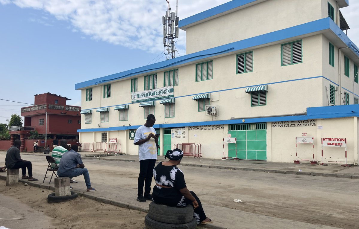 Jour de présidentielle en Côte d’Ivoire. À quelques minutes de l’ouverture officielle des bureaux de vote (8h TU), une quarantaine de personnes attendent devant l’Institut Froebel de Marcory, commune d’Abidjan.