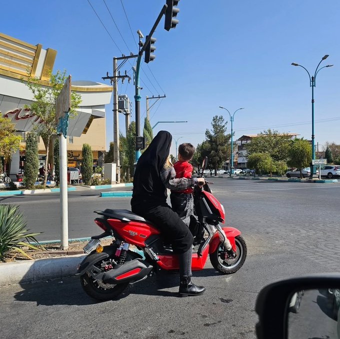 زن 
زندگی
موتور سواری ((: