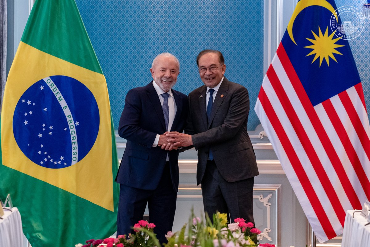 Malaysia berbesar hati dan berbangga tatkala menerima kunjungan rasmi sahabat saya Presiden <a href="/LulaOficial/">Lula</a> dan isteri dari Brazil hari ini. Beliau adalah pemimpin dan tokoh yang kental memperjuangkan nasib dan maruah kaum pekerja, lantang dalam keadilan sosial serta tegas menggugah