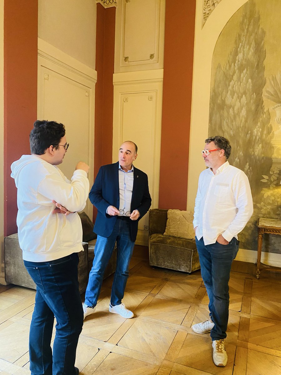 Discussions interessantes avant le coup d’envoi de l’assemblée générale de l’<a href="/Appel_au_peuple/">L'Appel au Peuple 🇫🇷🐝☨</a> #france #politique #vision