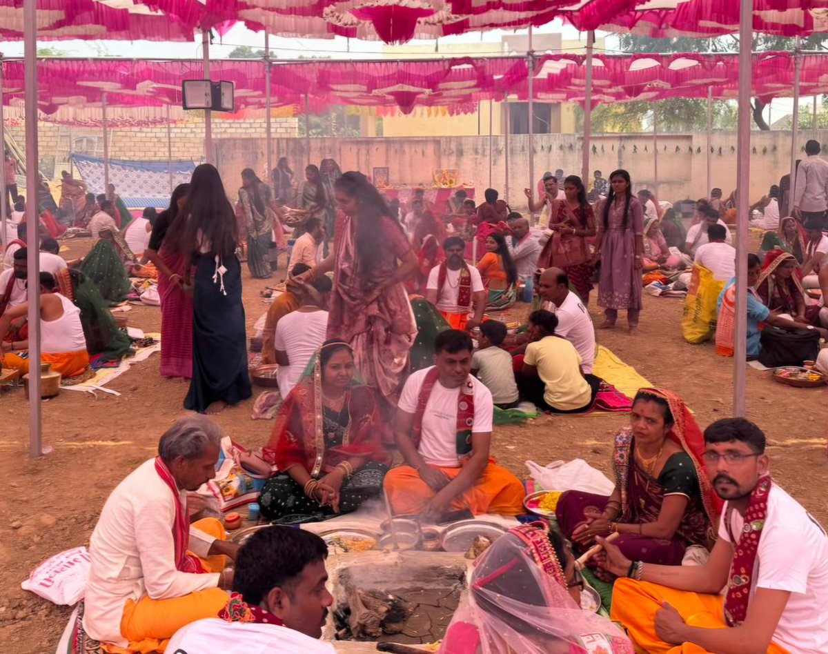 આજે ધ્રાંગધ્રા તાલુકાના ગુજરવદી ખાતે સમસ્ત લકુમ પરિવાર દ્રારા જયશ્રી શક્તિમાઁ તથા બહુચર માતાજીનો નવરંગો માંડવો તથા નવચંડી યજ્ઞ કાર્યક્રમમાં ઉપસ્થિત રહ્યા.સરપંચશ્રી,ગ્રામ્યના હોદેદારો,આગેવાનો,ભુવાશ્રીઓ અને  મોટી સંખ્યામાં હવન માં બેઠેલા યજમાનશ્રીઓ વગેરેની પ્રેરક ઉપસ્થતિ રહી હતી..