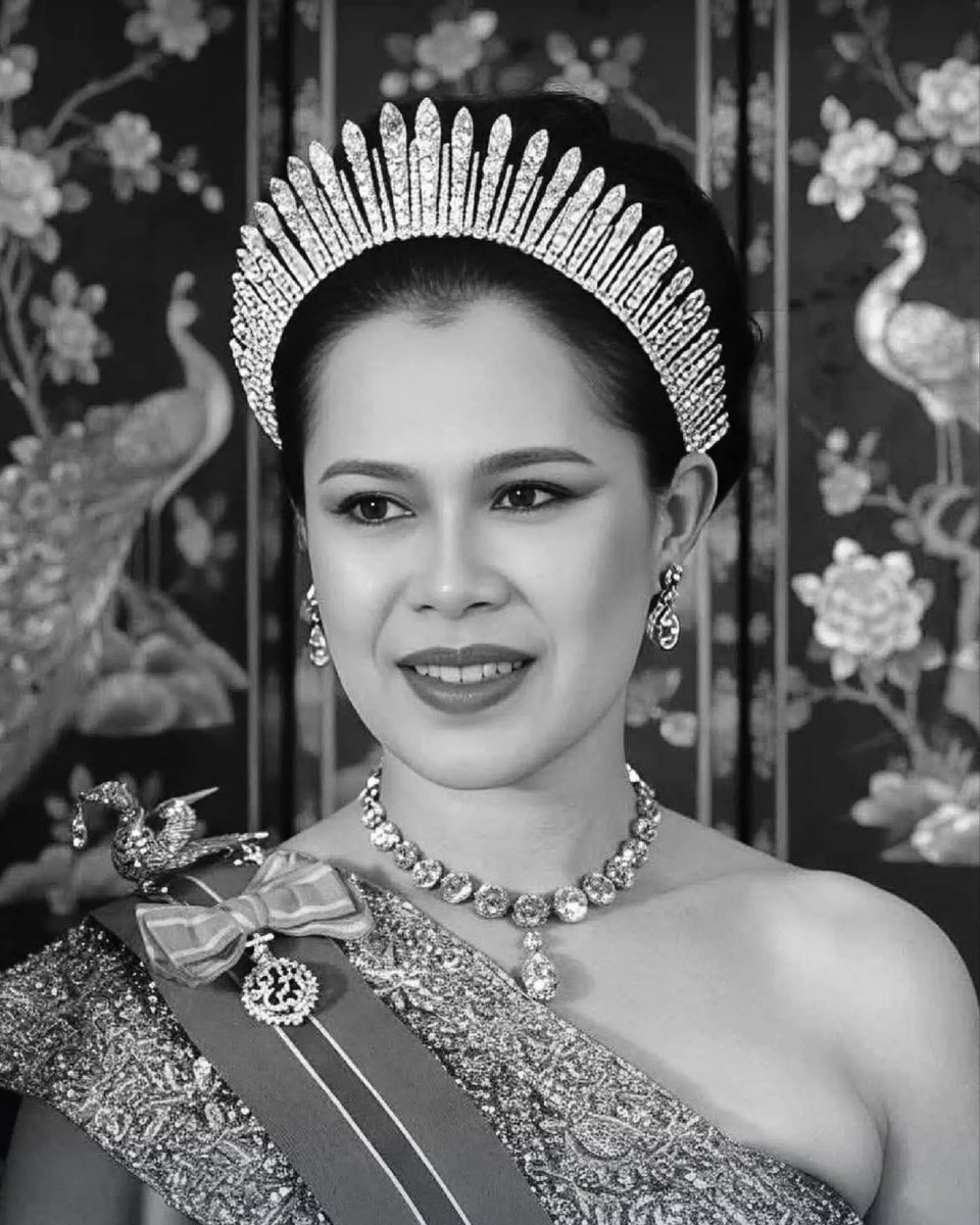 ข้าพระพุทธเจ้าในนามร้านแกงเหลืองสตูดิโอ ขอถวายความอาลัย น้อมส่งเสด็จสู่สวรรคาลัย แด่องค์สมเด็จพระนางเจ้าสิริกิติ์ พระบรมราชินีนาถ พระบรมราชชนนีพันปีหลวง และขอแสดงความอาลัยร่วมกับประชาชนชาวไทย