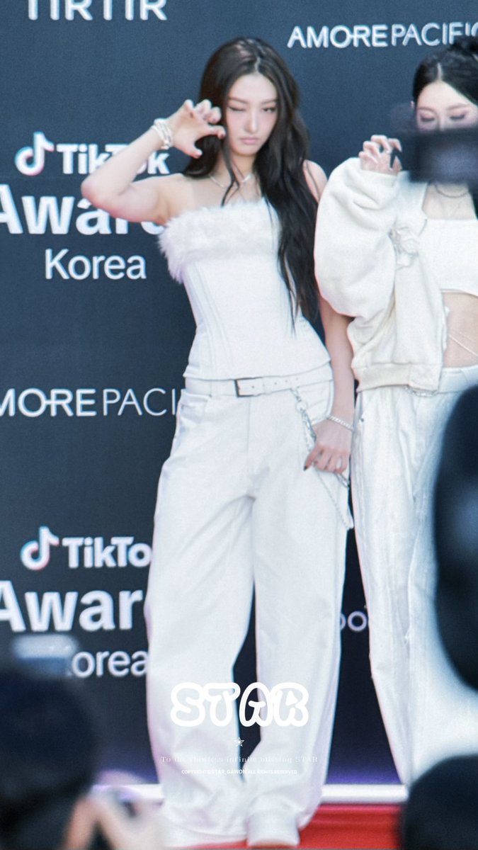 𝕊𝕋𝔸ℝ tweet media