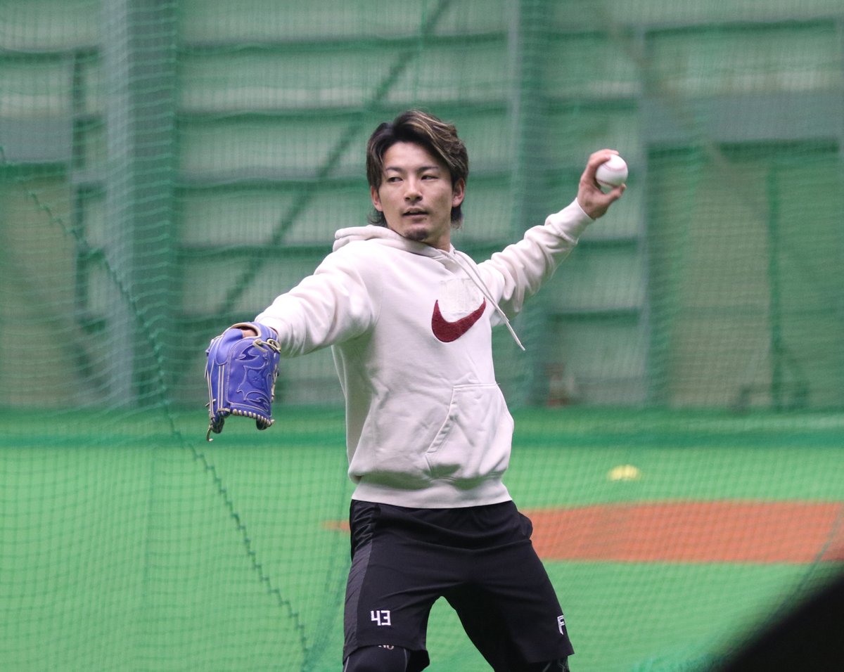 doshinsports's tweet photo. 【鎌ケ谷から📸】
#水野達稀 選手が、達投手と福島投手に変化球？をレクチャーしてもらっていました。
「中学校の時に肘を痛めた時に遊びで投げていただけです」と左投げも披露👀 https://t.co/GaSoMMk274