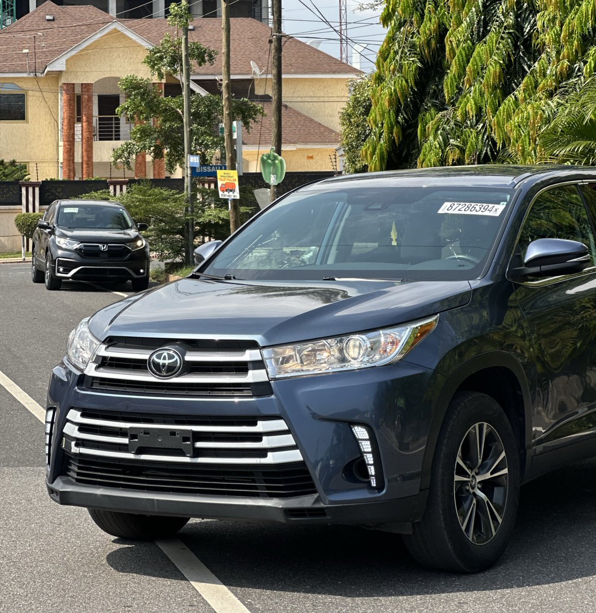 FrankDoe101's tweet photo. 2019 Toyota Highlander LE 
2.7L engine 
80k miles 
Key start 
Touchscreen infotainment system 
Rear view camera 
Wireless charging pad
Lane assist
Parking sensors 
Fog lamps 
Alloy wheels

Price - 440k p3 😁
WhatsApp no in bio 
SALE / SWAP DEALS 🔥

#YourCarGuy https://t.co/H6fwGV6iUu