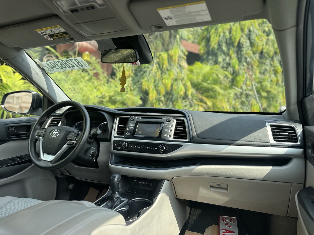 FrankDoe101's tweet photo. 2019 Toyota Highlander LE 
2.7L engine 
80k miles 
Key start 
Touchscreen infotainment system 
Rear view camera 
Wireless charging pad
Lane assist
Parking sensors 
Fog lamps 
Alloy wheels

Price - 440k p3 😁
WhatsApp no in bio 
SALE / SWAP DEALS 🔥

#YourCarGuy https://t.co/H6fwGV6iUu
